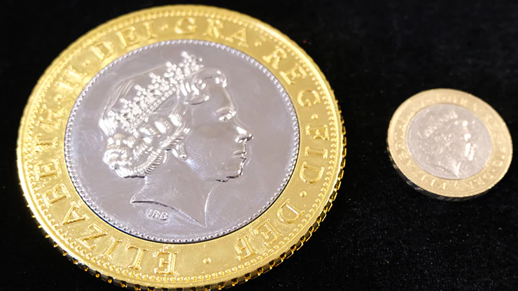 JUMBO £2 (pound sterling) coin - Trick - Image 3