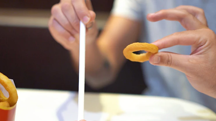 Linking Onion Rings (Gimmicks and Online Instructions) by Julio Montoro Productions - Trick - Image 4